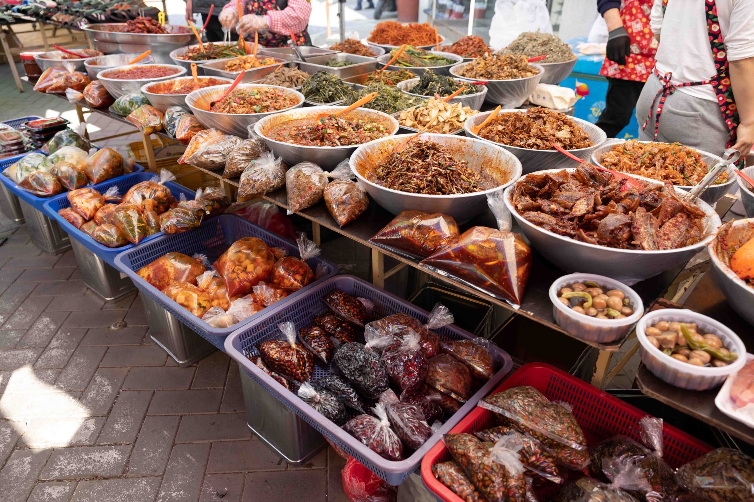 Ein Stand mit Banchan auf einem Markt in Südkorea.