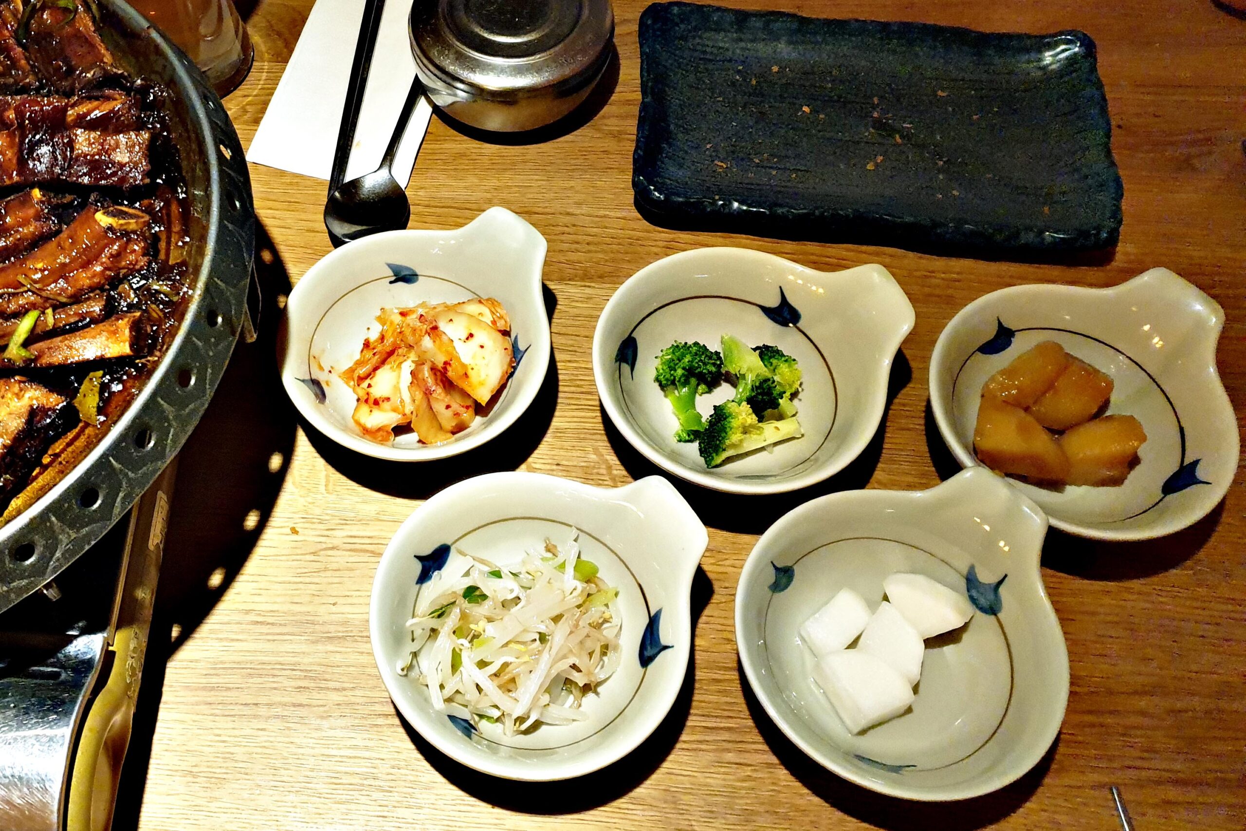 Fünf Banchan in einem koreanischen Restaurant in Berlin.