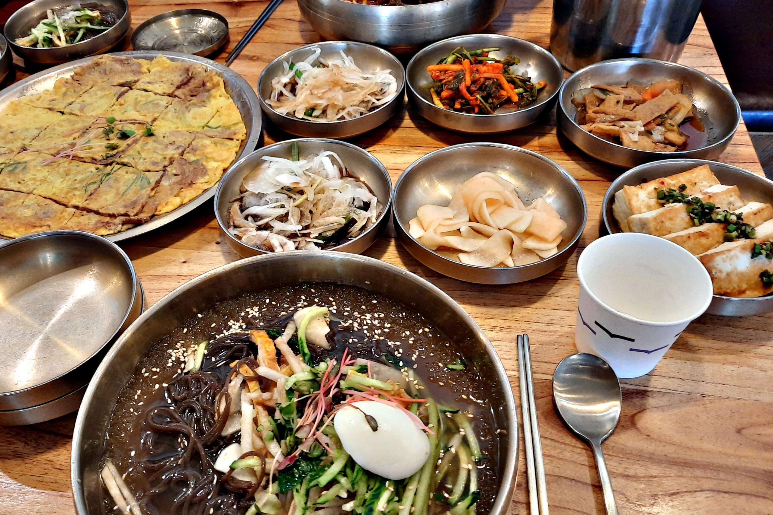Eine Schüssel Naengmyeon mit mehreren Beilagen in einem koreanischen Restaurant auf der Halbinsel Geoje-do.