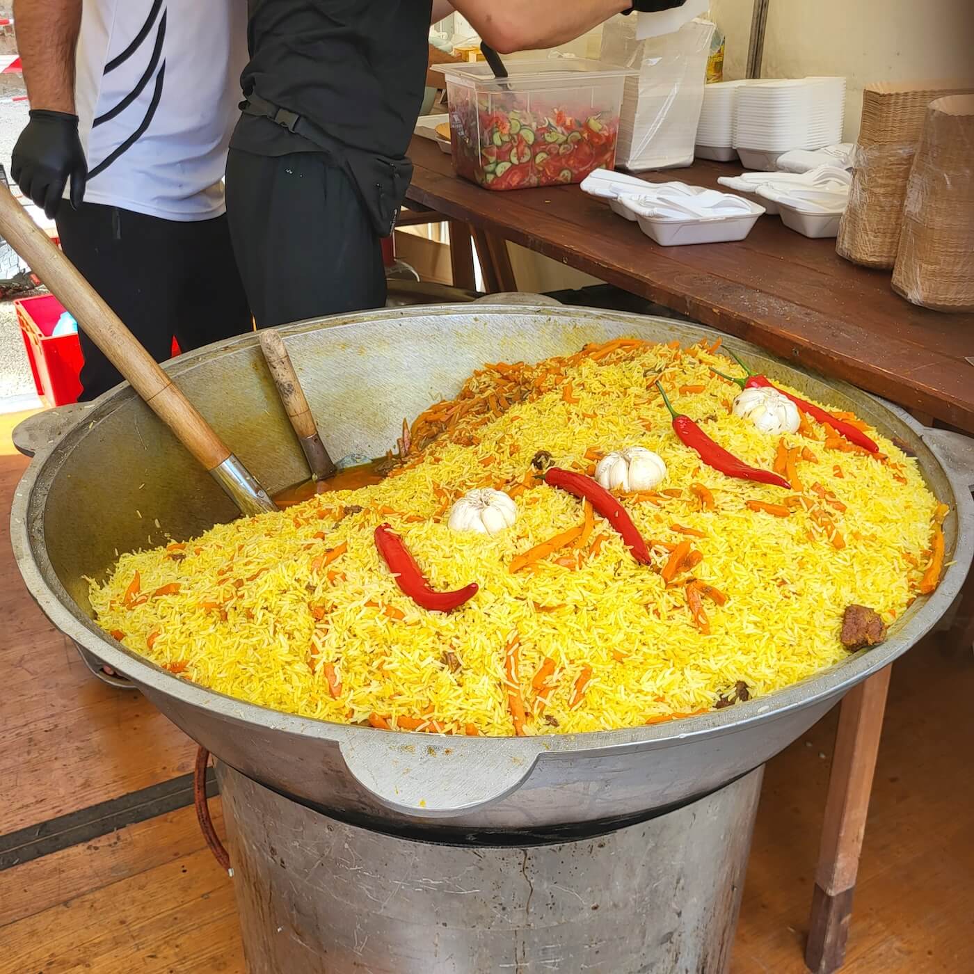 Plov, eine deftige Reispfanne, auf dem koscheren Streetfood Festival Berlin