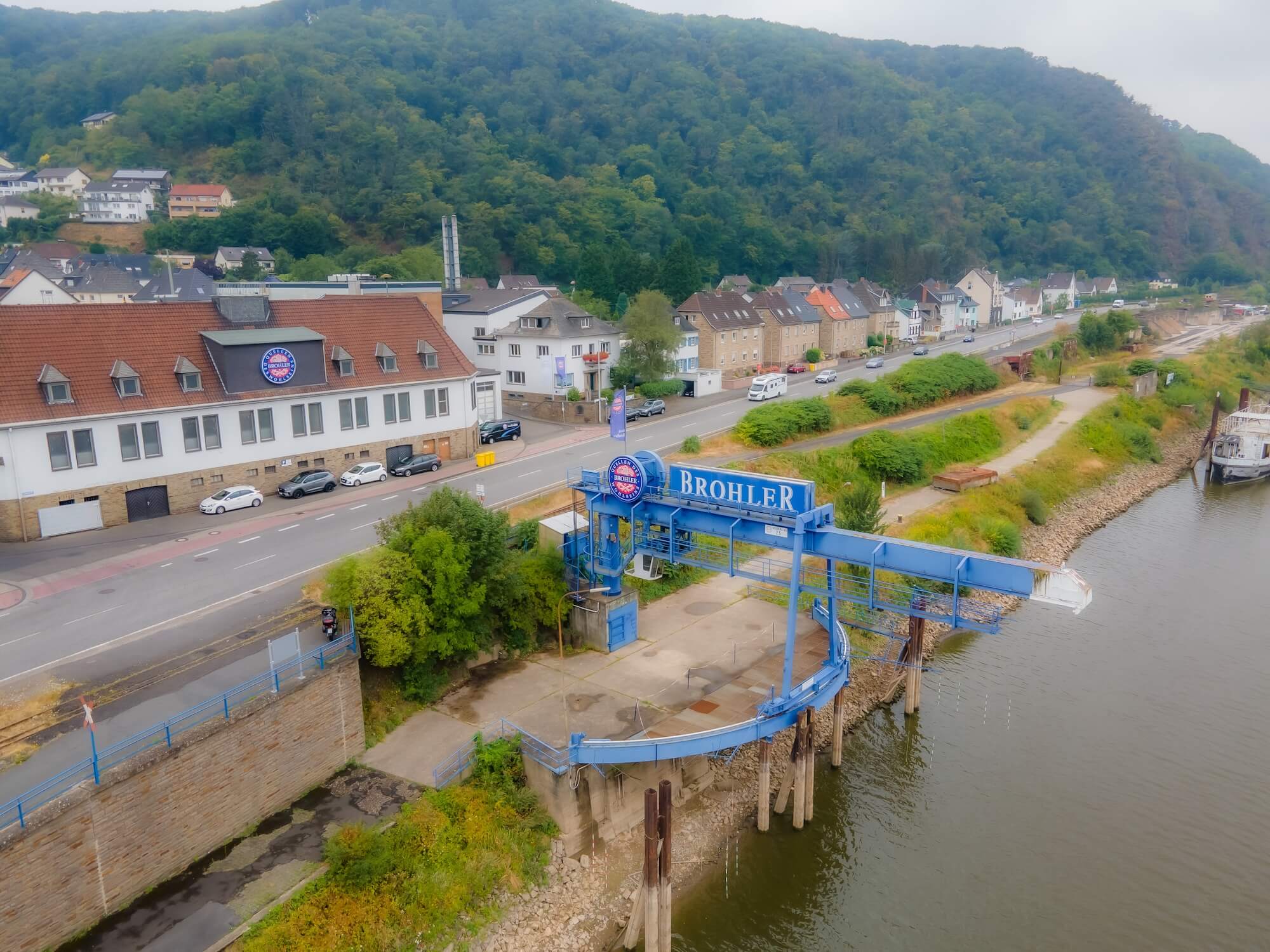 Verladekran von Brohler zum Verschiffen von Mineralwasser