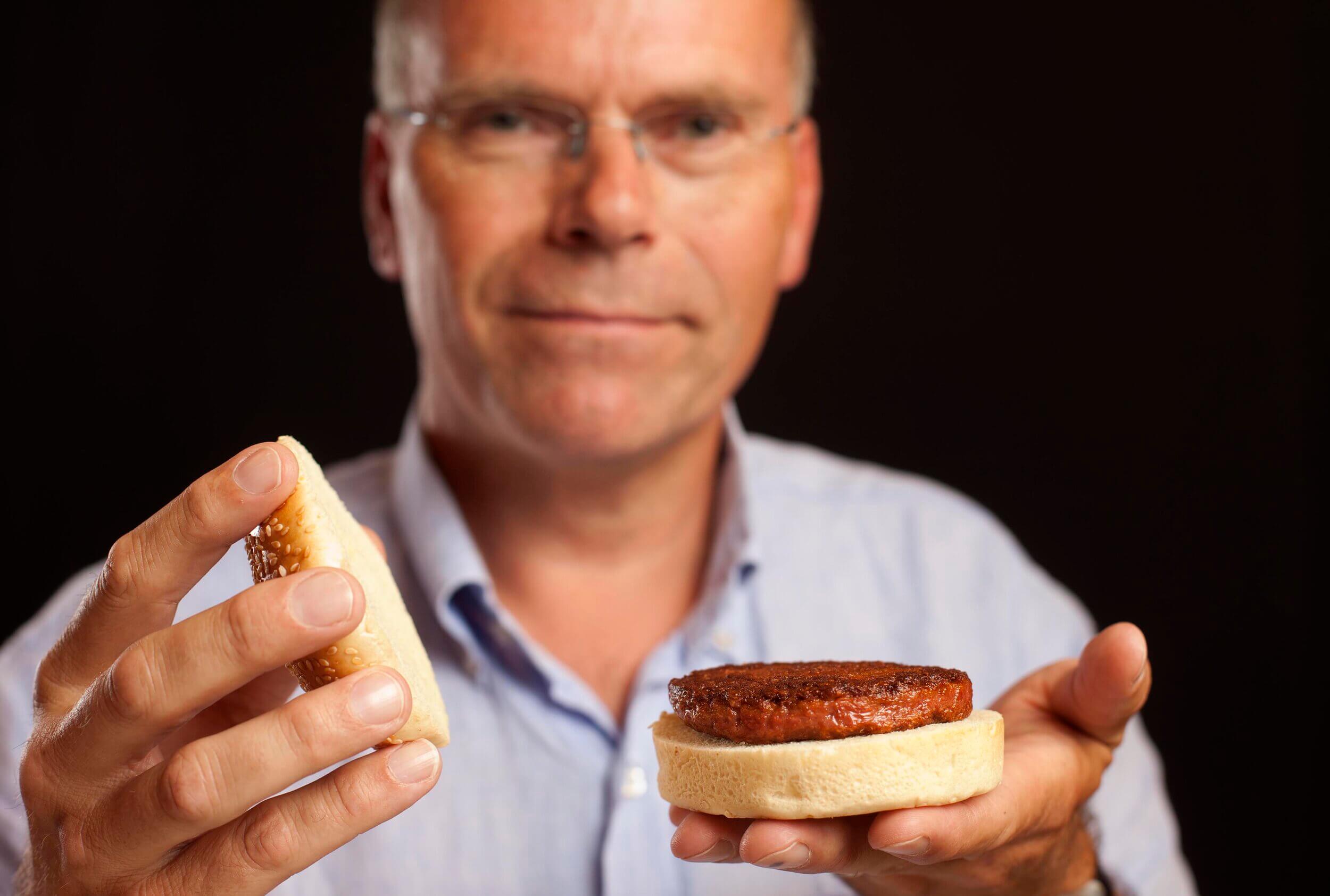 Mark Post präsentiert den ersten kultivierten Hamburger in 2013