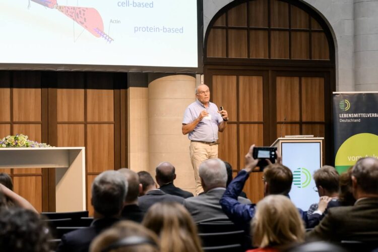 Prof. Dr. Mark Post spricht auf dem Ernährungskongress des Lebensmittelverbands Deutschland