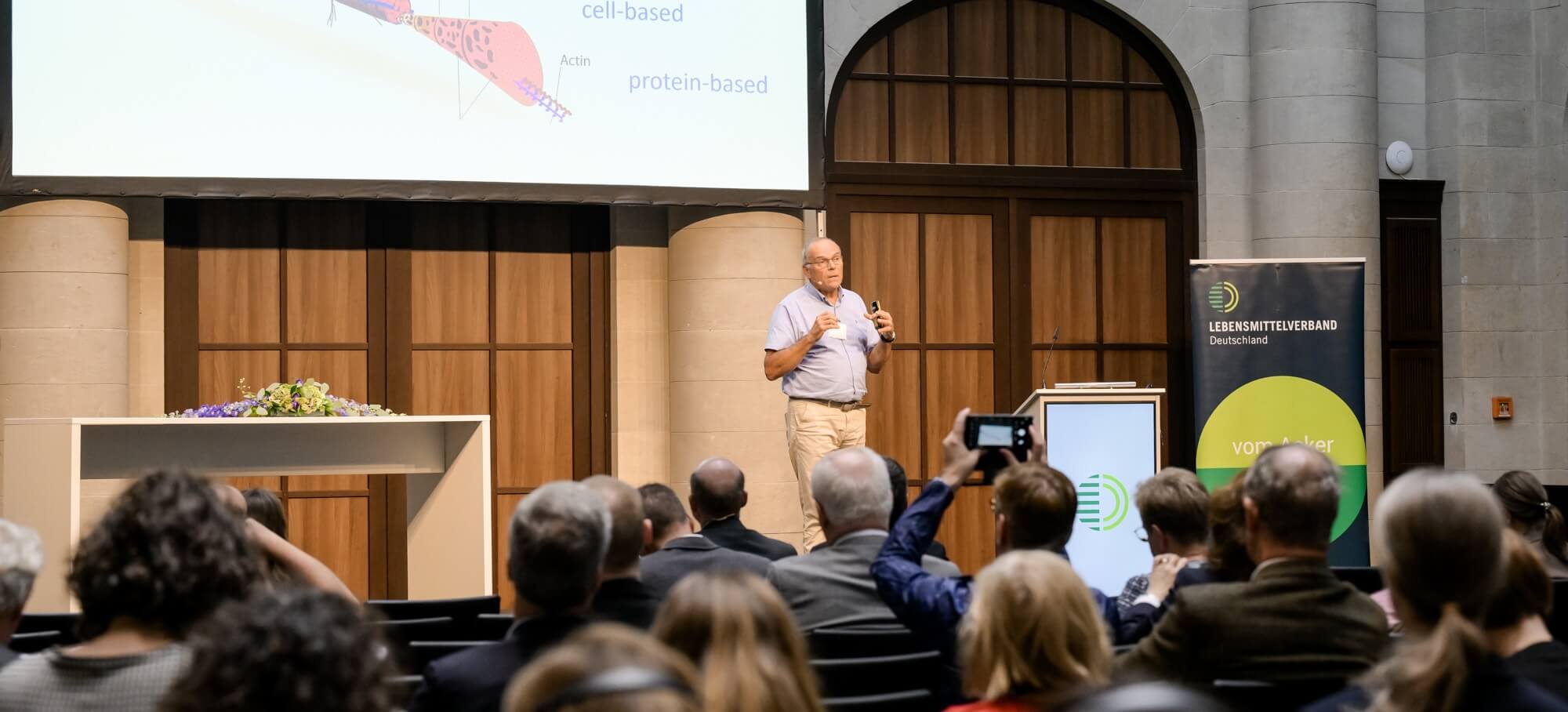 Prof. Dr. Mark Post spricht auf dem Ernährungskongress des Lebensmittelverbands Deutschland